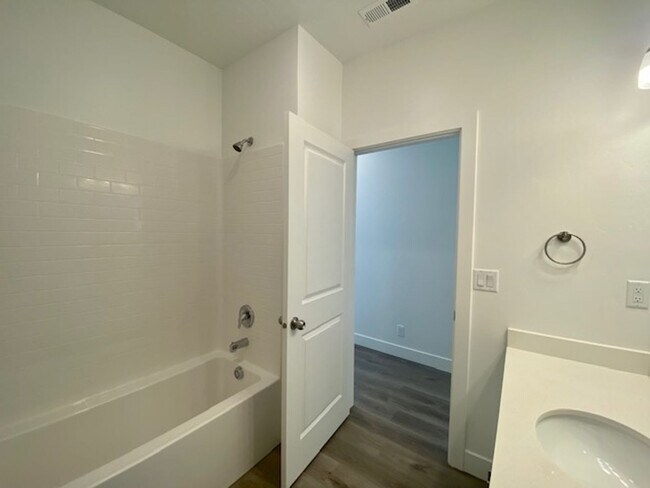 Building Photo - SPACIOUS APARTMENT FOR RENT!