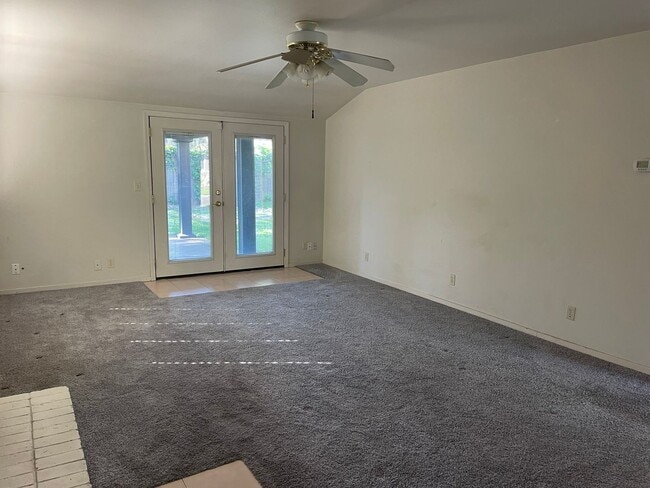 Building Photo - 3 bedroom 1 bath sweet home