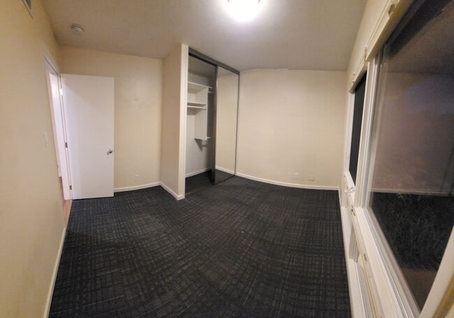 Building Photo - 5 bed 3.5 bath home close to campus!