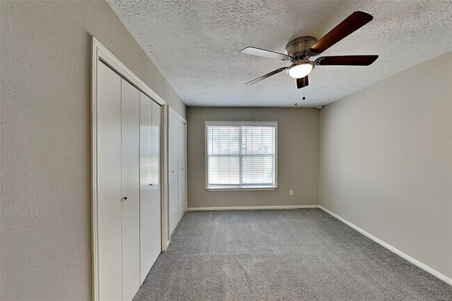 Building Photo - 8514 Greenleaf Lake Dr