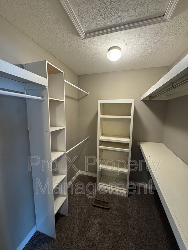 Building Photo - 740 E Gallup Hill Rd