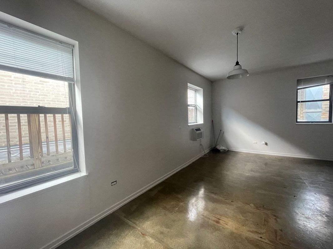 Building Photo - 1136 W Wilson Ave