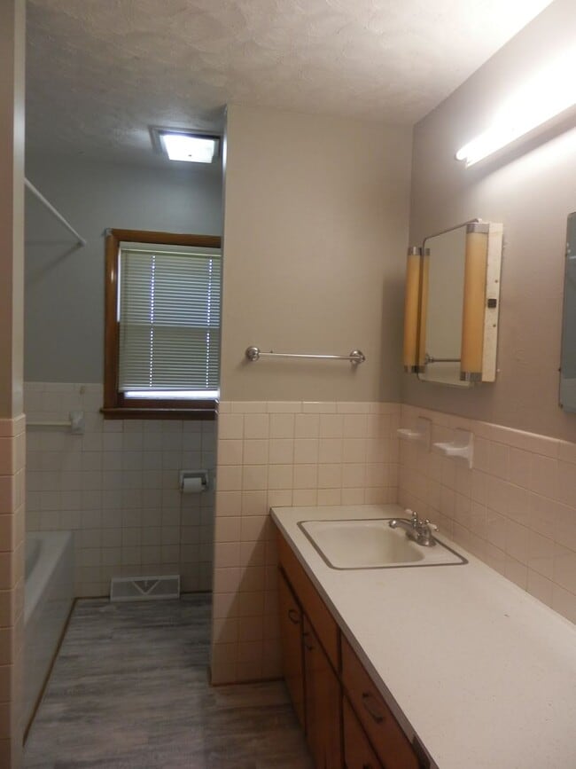 Building Photo - 3 Bed 2 Bath Farmhouse!