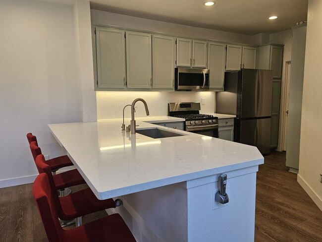 Building Photo - Modern 3BD/3BA Townhouse in Prime Union Ci...