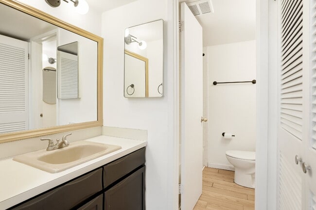 Building Photo - Spacious Cap Hill Condo with Garage Parking