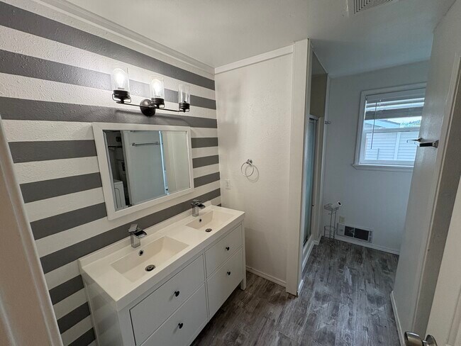 Bathroom with Double vanity - 910 N Laventure Rd