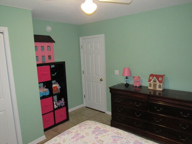 Building Photo - 142 Roanoke Dr