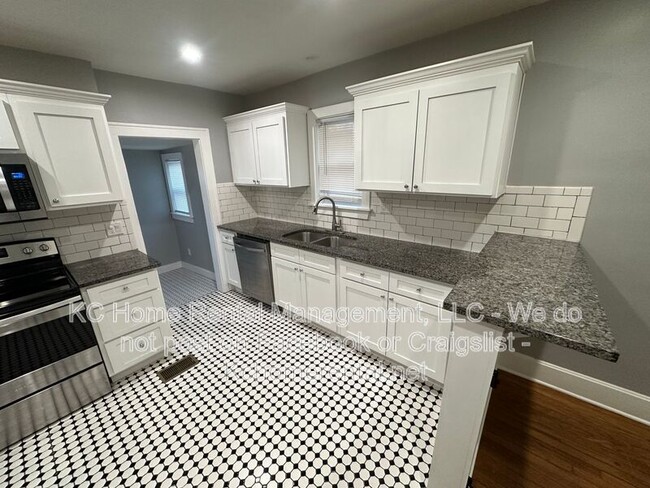 Building Photo - 2535 Charlotte St