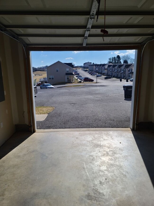 Building Photo - 3 Bedroom 2 1/2 bath ** End Unit** Townhome for Rent in Waynesboro