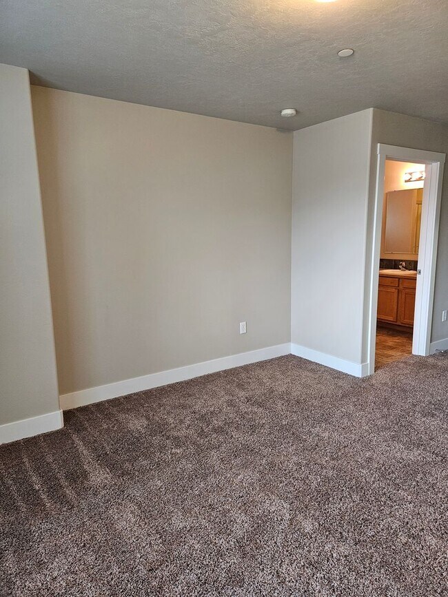 Building Photo - AVON16698