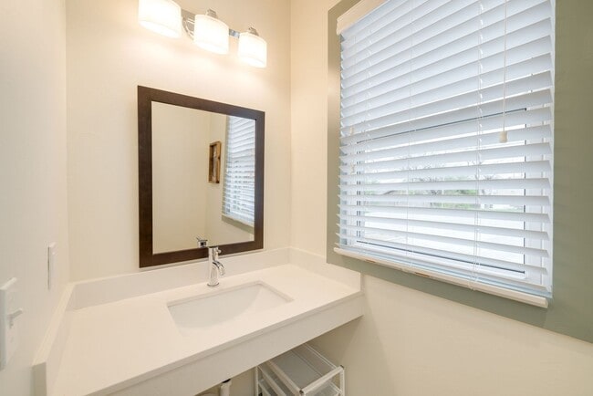 Building Photo - Welcome to this charmingly updated 2 Bedroom 1 Bathroom Bungalow Located in the Historic Jefferso...