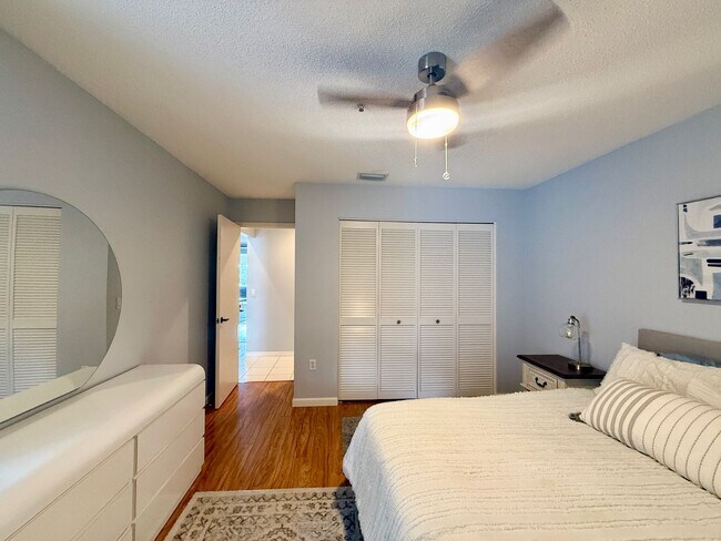 Building Photo - Annual Furnished 2 Bedroom Condo - Tara Go...