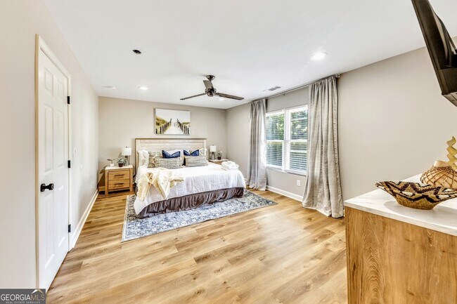 Building Photo - 1018 Falling Valley Ct SE