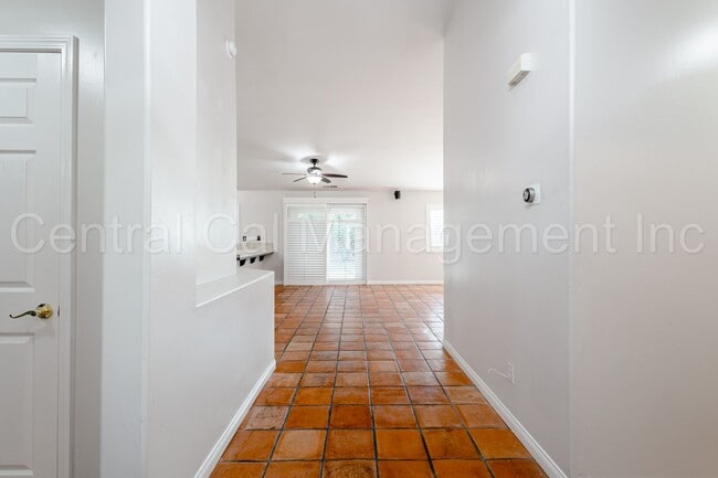 Building Photo - 3 Bedroom/2 Bath Home with Solar in the De...