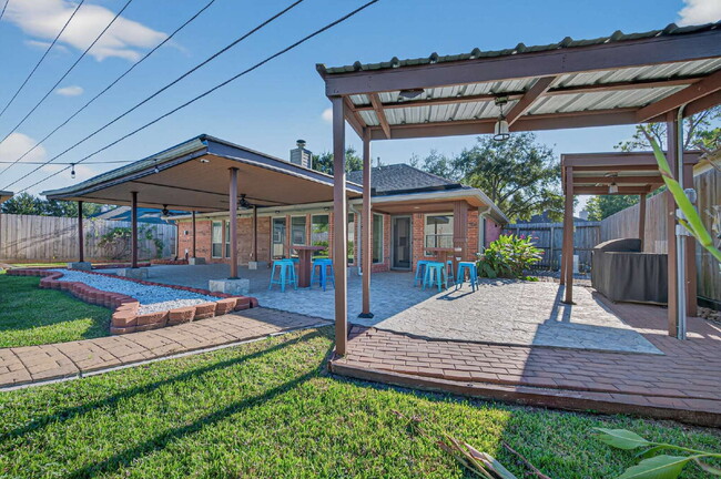 Building Photo - One of a kind home in Katy with large backyard and outdoor Oasis. With nearly 2300 sqft there's p...