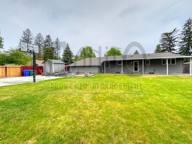 Building Photo - Entertainers Dream Home