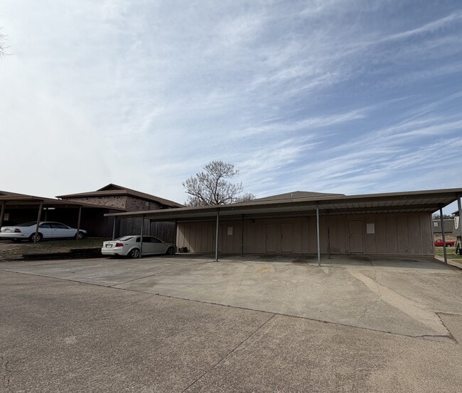 Building Photo - 220 Vista Way
