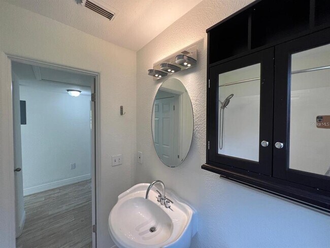 Building Photo - 5037 Lake Howell Rd
