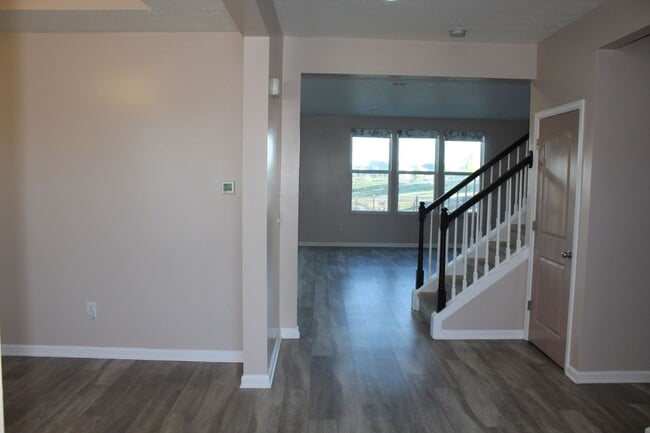 Building Photo - Beautiful 4 Bedroom in Avon!