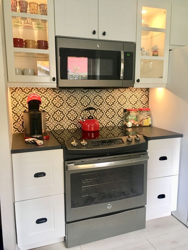 Building Photo - Home on East Bay – Impeccably Furnished Of...