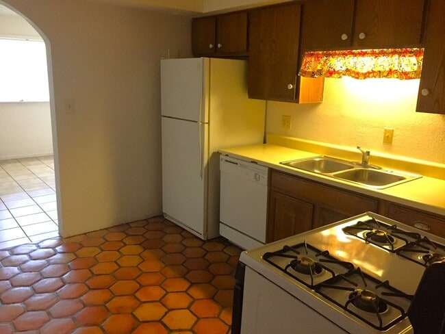 Building Photo - CUTE TEMPE HOME ON NO OUTLET STREET!!