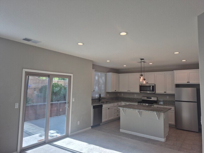 Building Photo - Beautiful 3 Bedroom 2.5 bath home with loft.