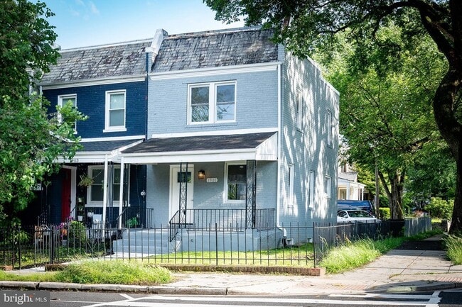 Primary Photo - 1901 D St NE
