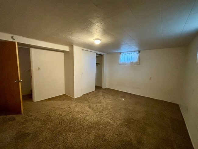 Building Photo - Pet friendly 3 bed, 2 bath Duplex - next to park, quiet neighborhood!