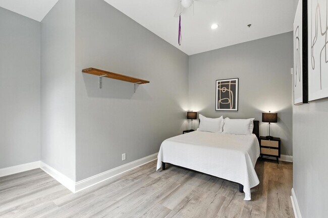 Building Photo - North Thomas 472-492