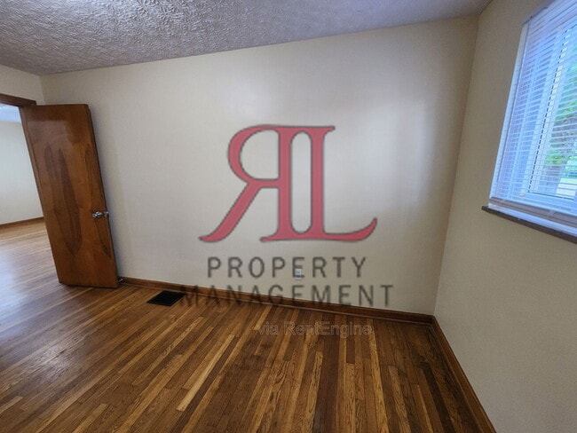 Building Photo - 156 Collingwood Ave