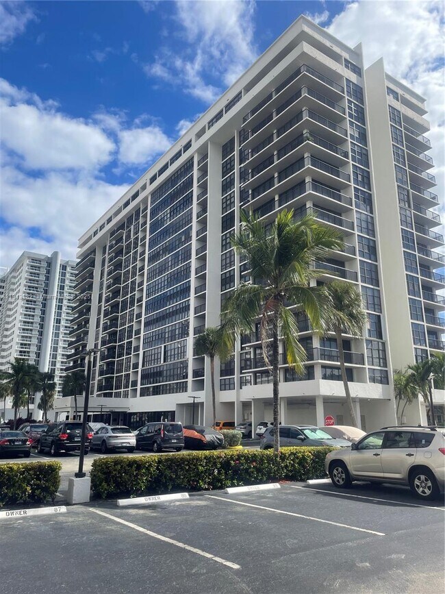 Building Photo - 2049 S Ocean Dr