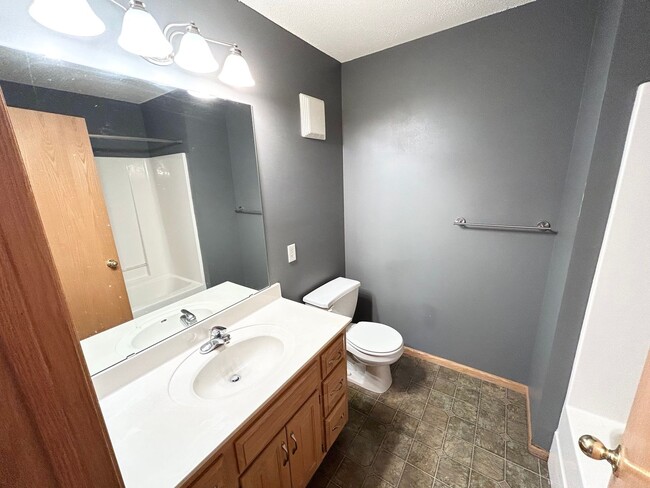 Building Photo - Newly Renovated 3 bed 3 bath 2 car garage ...