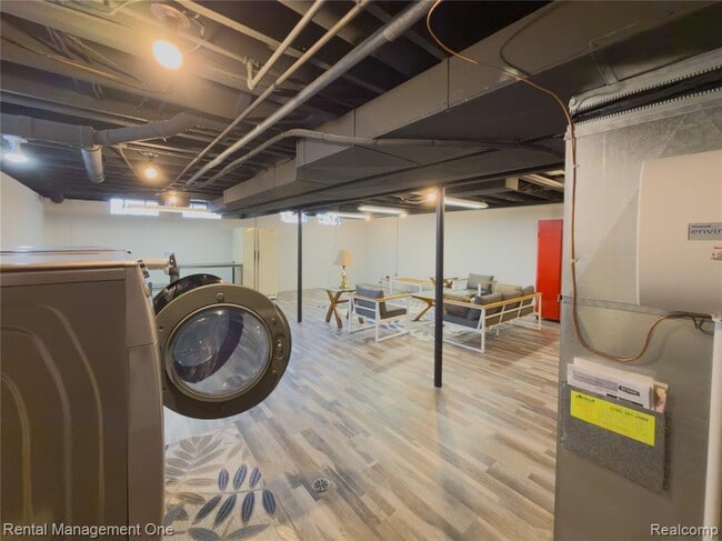 Building Photo - 174 Lange Ave