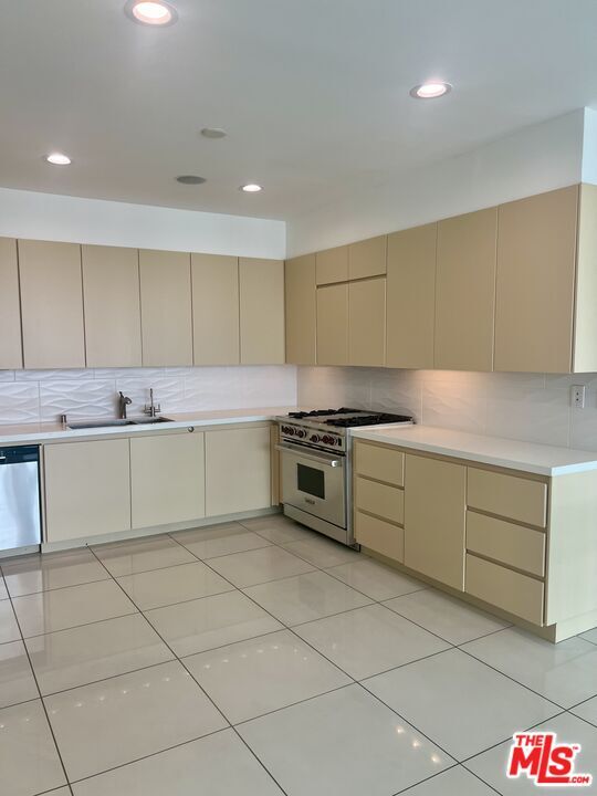 Building Photo - 5205 Ocean Front Walk