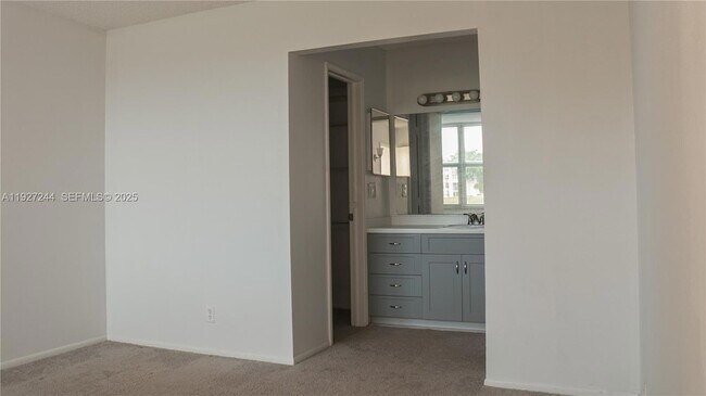 Building Photo - 9421 Evergreen Pl