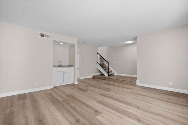 Building Photo - Large Modern Renovated 3 Bedroom 2.5 Bath ...