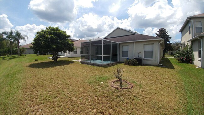 Building Photo - **$750 off 2nd months rent!!**   HUGE 2000 SQFT/4 Bed/2 bath/2 car garage with TONS of upgrades, ...