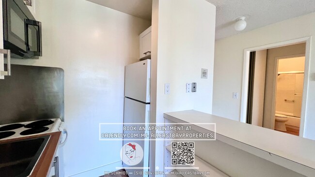 Building Photo - Beautiful sunny top floor condo, includes ...