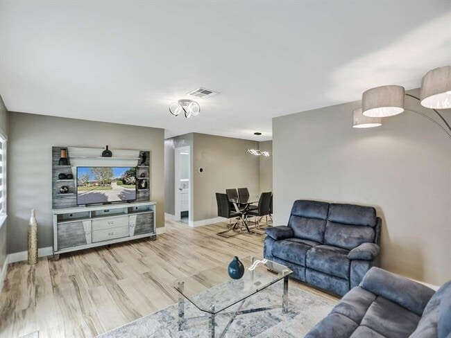 Building Photo - 491 SE 23rd Ave