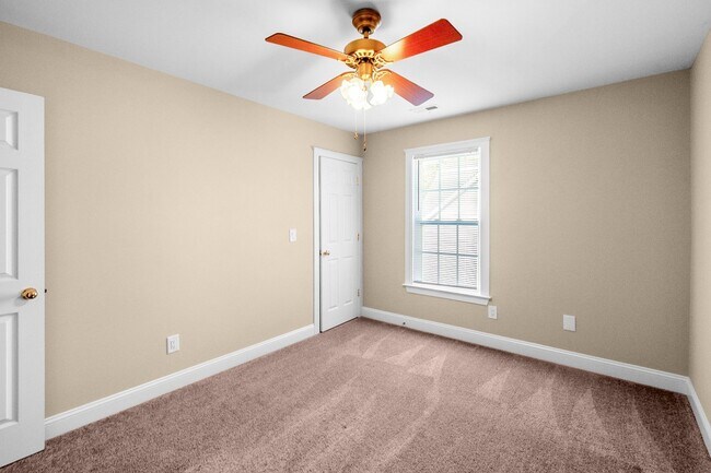 Building Photo - Charming 3 bed 2.5 bath Home in Huntersville!