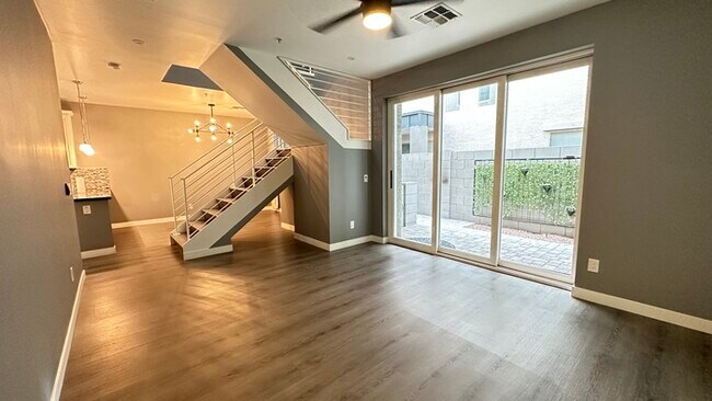 Building Photo - 3/2.5 Condo in Gated Complex