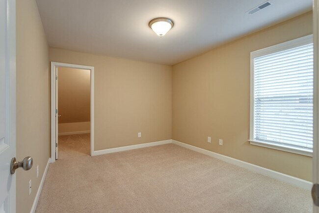 Building Photo - 4-Bed/3-Bath with Bonus Rm. in Spring Hill!