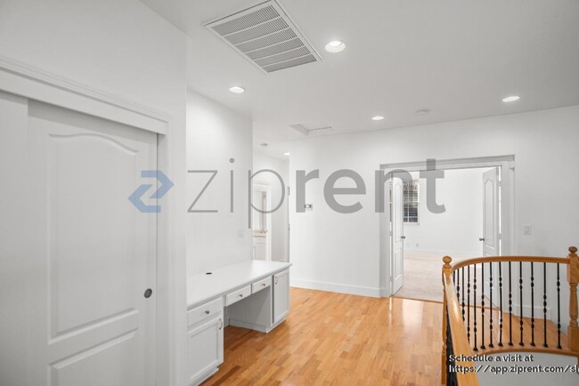 Building Photo - 207 Barcelona Dr