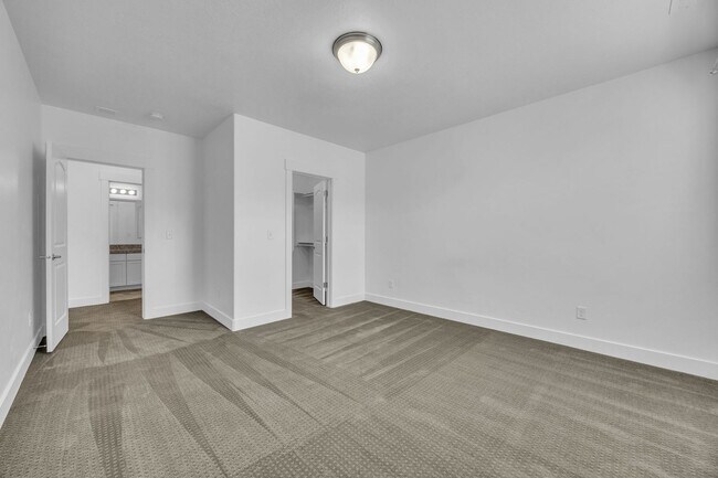 Building Photo - 3 Bedroom Townhome in Riverton!