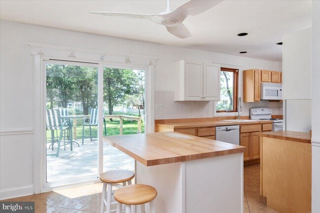 Building Photo - 109 Lake View Drive