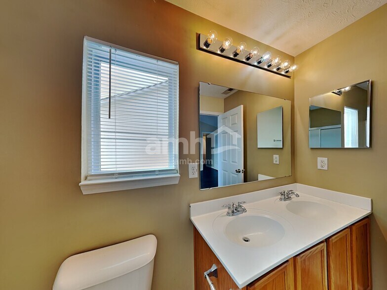 Building Photo - 5659 W Woodview Trl