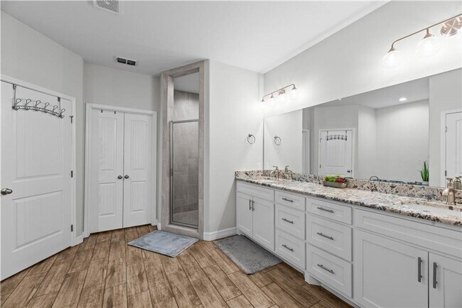 Building Photo - 4 Bedroom | 3 Bathroom | Centrally Located