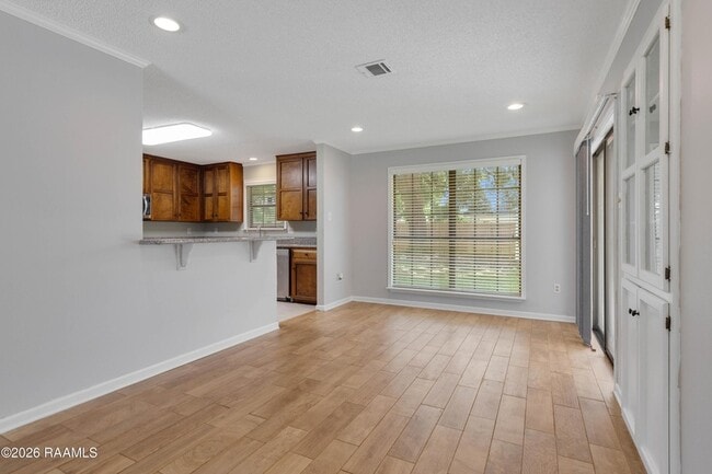 Building Photo - 118 Village Green Dr