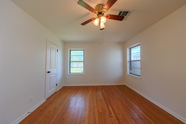 Building Photo - 10038 Lazy Oaks St