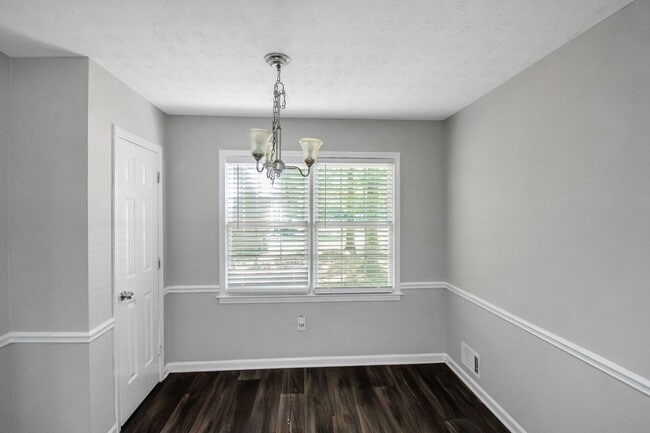 Building Photo - Beautiful 3-bedroom 2 bath home on a good-sized lot!